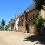 Dom wakacyjny Charme Du Xviie Avec Grand Terrain Clos, Dependances Restaurees, Jardin, Garage Ferme Et Equipements Divers - Fr-1-410-157