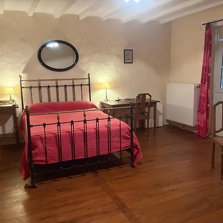 Сasa de vacaciones Charme Du Xviie Avec Grand Terrain Clos, Dépendances Restaurées, Jardin, Garage Fermé Et équipements Divers - Fr-1-410-157 Berfay