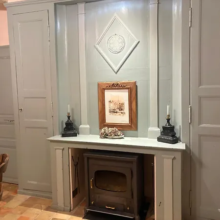 Charme Du Xviie Avec Grand Terrain Clos, Dépendances Restaurées, Jardin, Garage Fermé Et équipements Divers - Fr-1-410-157 *