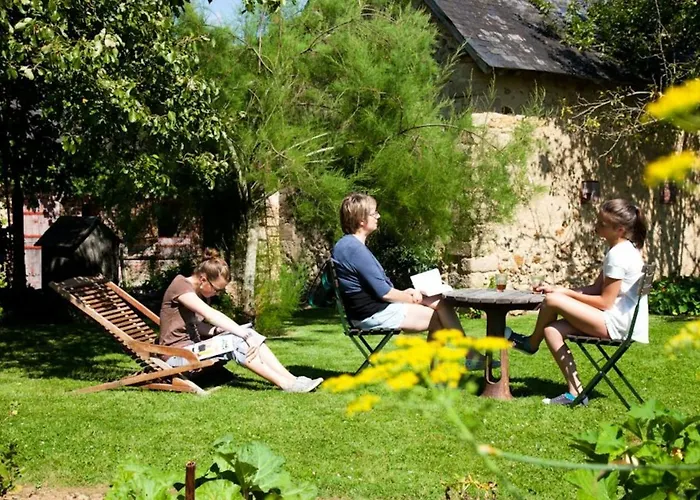 Charme Du Xviie Avec Grand Terrain Clos, Dépendances Restaurées, Jardin, Garage Fermé Et équipements Divers - Fr-1-410-157 * Berfay