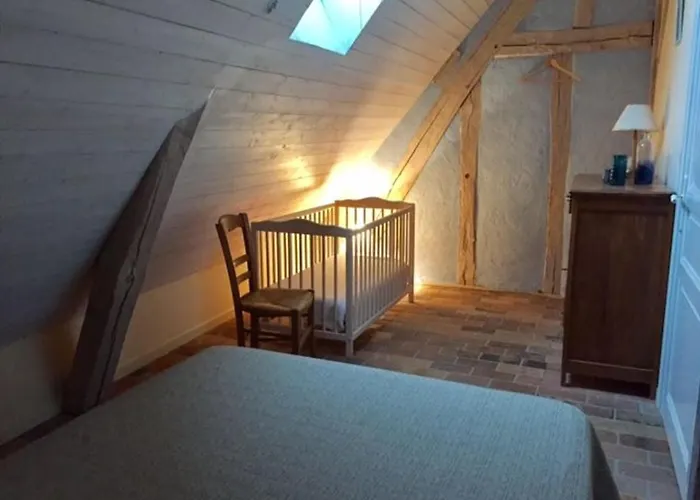 Charme Du Xviie Avec Grand Terrain Clos, Dépendances Restaurées, Jardin, Garage Fermé Et équipements Divers - Fr-1-410-157