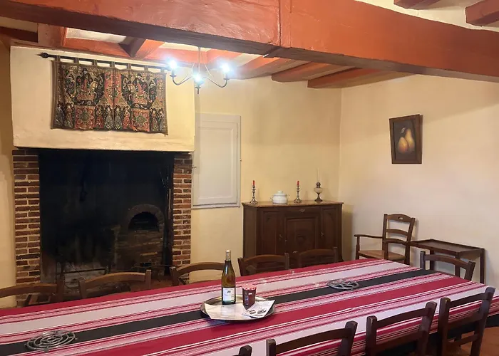 Charme Du Xviie Avec Grand Terrain Clos, Dépendances Restaurées, Jardin, Garage Fermé Et équipements Divers - Fr-1-410-157 *