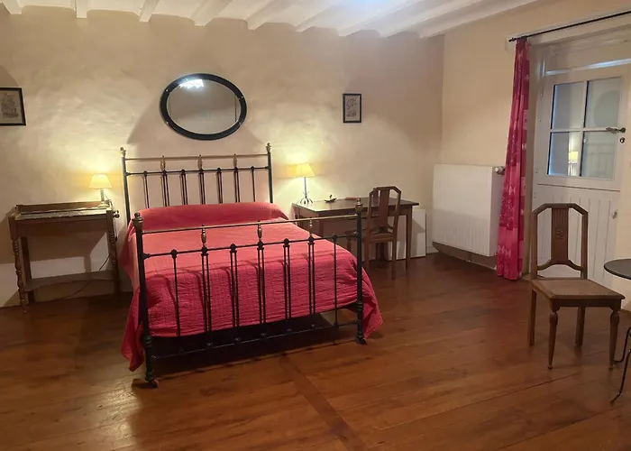 Сasa de vacaciones Charme Du Xviie Avec Grand Terrain Clos, Dépendances Restaurées, Jardin, Garage Fermé Et équipements Divers - Fr-1-410-157 Berfay