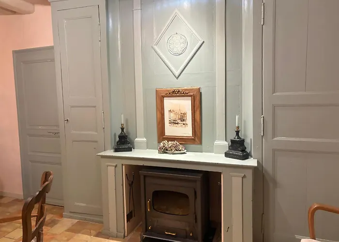 Charme Du Xviie Avec Grand Terrain Clos, Dépendances Restaurées, Jardin, Garage Fermé Et équipements Divers - Fr-1-410-157 *