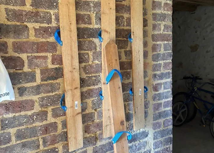 Charme Du Xviie Avec Grand Terrain Clos, Dépendances Restaurées, Jardin, Garage Fermé Et équipements Divers - Fr-1-410-157 *