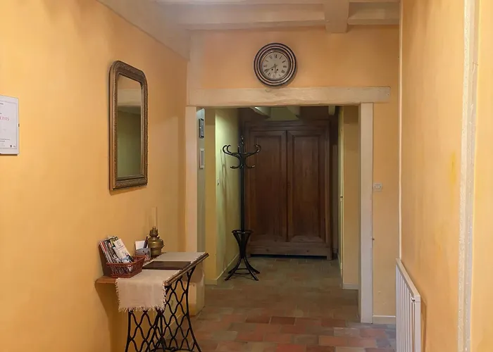 Сasa de vacaciones Charme Du Xviie Avec Grand Terrain Clos, Dépendances Restaurées, Jardin, Garage Fermé Et équipements Divers - Fr-1-410-157 *