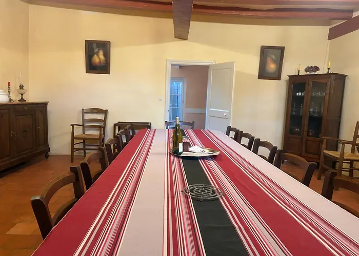 Сasa de vacaciones Charme Du Xviie Avec Grand Terrain Clos, Dépendances Restaurées, Jardin, Garage Fermé Et équipements Divers - Fr-1-410-157