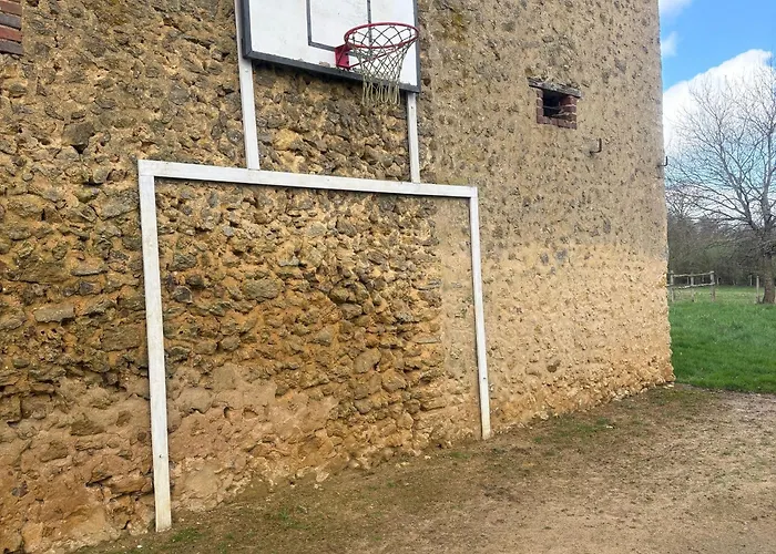 Charme Du Xviie Avec Grand Terrain Clos, Dépendances Restaurées, Jardin, Garage Fermé Et équipements Divers - Fr-1-410-157